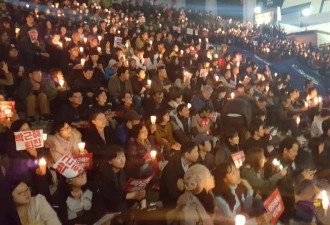 韩国民众首尔大规模集会 要求弹劾总统朴槿惠