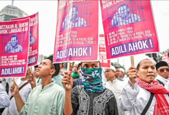 印尼10万穆斯林示威抗议变骚乱 打砸华人店铺