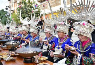 3千苗族女人穿盛装同吃一桌饭 场面壮观