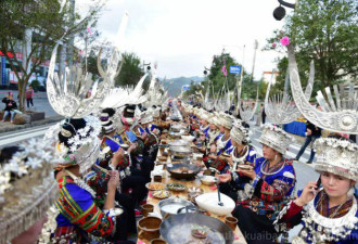 3千苗族女人穿盛装同吃一桌饭 场面壮观