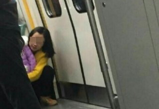 网曝北京地铁女子让小孩车厢内小便 不清理