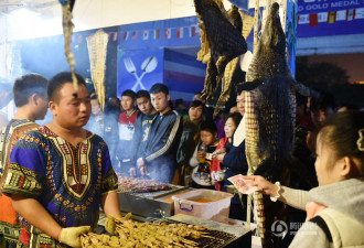 河南现鳄鱼烧烤 一晚能卖上万 被围得水泄不通