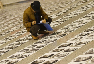 1.5万张艺考考卷铺地 老师在“画海”中打分