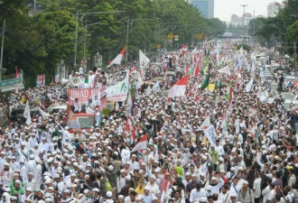 印尼首都爆发10万人游行 指控华裔省长亵渎宗教