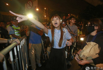 香港激进团体非法集会 再次强行冲击警方
