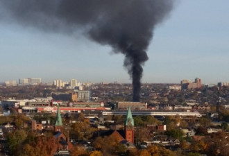 多伦多西区车场大火 烧了十几辆车