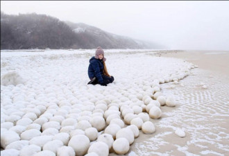 俄罗斯海岸现神秘雪球堆 规模巨大天然形成