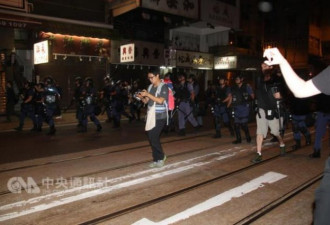 香港反释法抗议者欲重演占中 遭警驱散