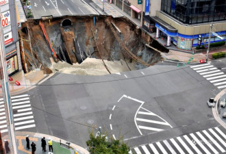日本街道塌陷现巨坑 深15米瞬间吞没红绿灯
