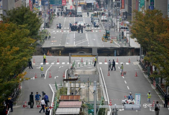 日本街道塌陷现巨坑 深15米瞬间吞没红绿灯