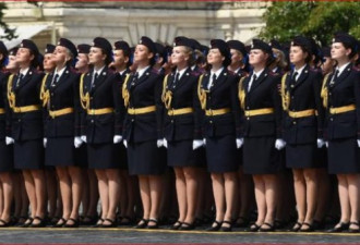莫斯科大学在红场举行毕业典礼 美女如云