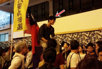 香港游行一幕：带头人自己坐着，叫别人冲