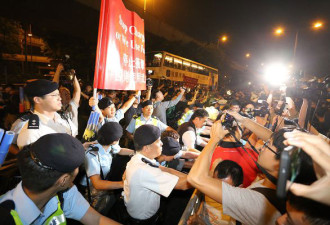 香港游行一幕：带头人自己坐着，叫别人冲