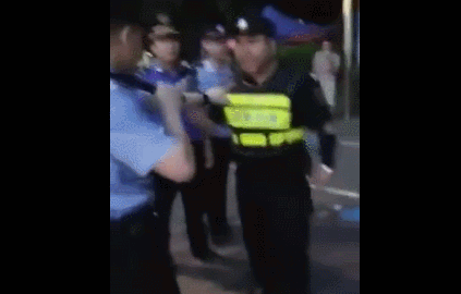 深圳城管暴力辱骂群众 还挑衅警察“枪毙我啊”
