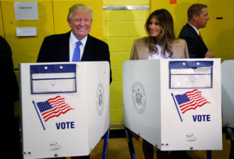 投票百态：妻子填选票时 特朗普瞧了一眼…