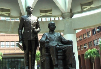 台湾中山大学蒋介石铜像被拆 学生:老蒋转学了?