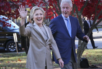 希拉里带着克林顿在纽约为自己投下一票