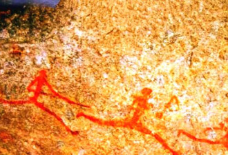 火星拍到神秘壁画： 远古人领着蛇在奔跑