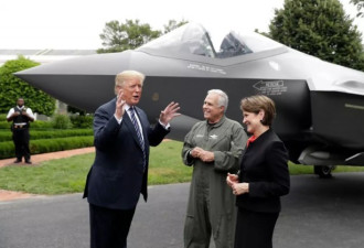 特朗普在白宫检阅F-35隐形战机，开心坏了