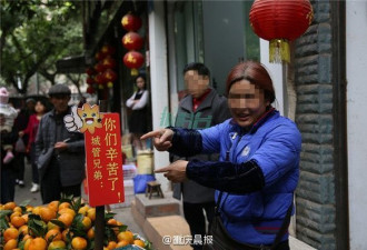 重庆街头小贩的这一举动，把城管感动得直抹泪