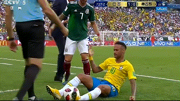 内马尔反驳世界杯假摔：你以为我想？真疼！