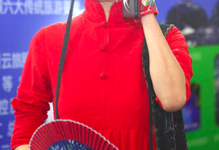 60岁杨丽萍穿拖地红裙，5厘米的指甲太抢眼