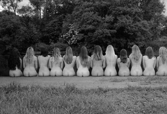英国大学女赛艇队为慈善 拍集体裸体挂历