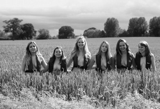 英国大学女赛艇队为慈善 拍集体裸体挂历