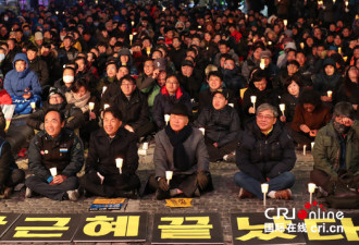 烛光示威继续！韩民众持续抗议要求朴槿惠下台