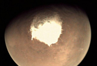 火星上发现首个液态水湖，直径约20公里