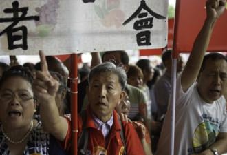 香港市民状告8议员宣誓无效