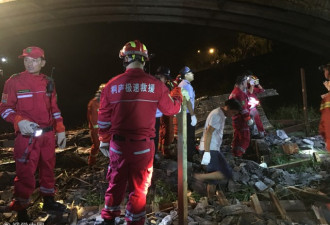 浙江桐庐廊桥桥顶垮塌致8死 官方:被大风吹垮