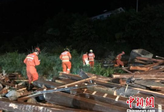 浙江桐庐廊桥桥顶垮塌致8死 官方:被大风吹垮