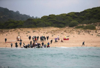 游客正在享受裸体日光浴 难民成群跑了上岸