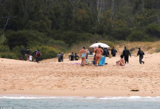 游客正在享受裸体日光浴 难民成群跑了上岸