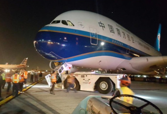 中国南航一A380客机在洛杉矶与拖车发生碰撞