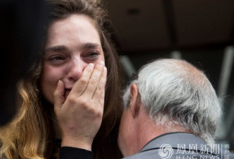 纽约每日新闻半数员工被裁 员工相拥痛哭