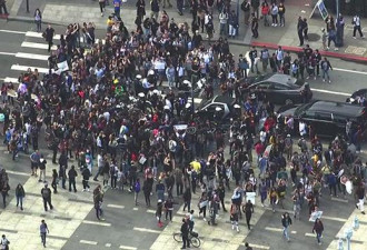 旧金山高中生罢课游行反川普，手举墨西哥国旗