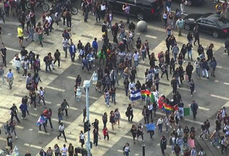 旧金山高中生罢课游行反川普，手举墨西哥国旗