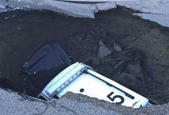 科罗拉多州公路因暴雨塌陷 女司机行驶中掉坑里