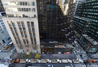 纽约特朗普大楼安保升级 环卫卡车组起防护栏
