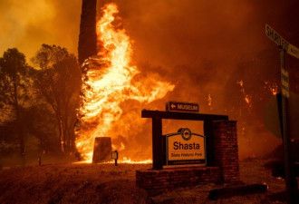 加州野火烧进城市 居民仓皇奔逃如世界末日