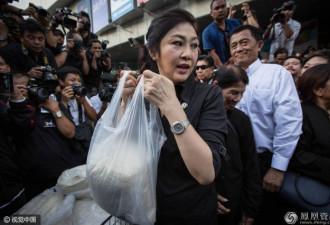 够拼的，泰国前总理英拉亲身街头卖大米