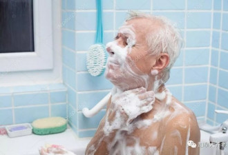 我在养老院帮老人洗澡：护理必须在旁边