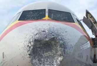 中国客机在高空突遇冰雹 被打成这样