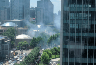 快讯：美国驻北京大使馆发生爆炸 现场浓烟弥漫