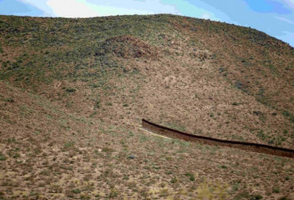 特朗普重申强硬移民边境政策 部分边境改栅栏