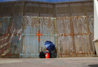 特朗普重申强硬移民边境政策 部分边境改栅栏