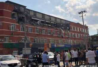 北京一大厦顶层大面积坍塌 楼下多辆汽车被砸