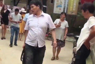 大衣哥老婆扎麻花辫唱歌，网友却说像她